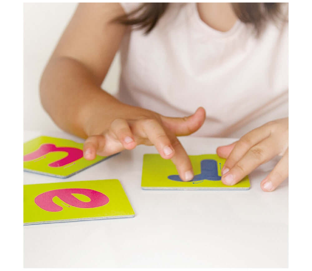 Akros - Lettres Rugueuses - J'apprends à écrire, La Découverte de l'Alphabet, Mes premiers pas en écriture, motricité fine, sensoriel