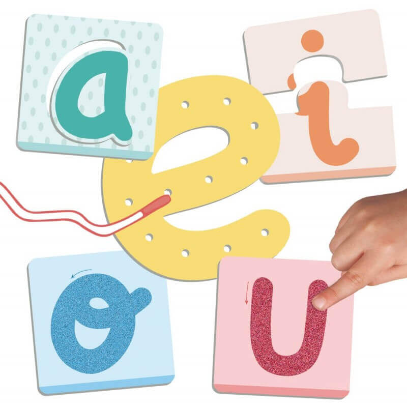 Akros - Le Défi des voyelles - La Découverte de l'Alphabet, Les voyelles, motricité fine, sensoriel